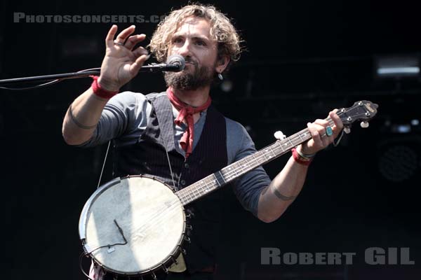 THE JOHN BUTLER TRIO - 2019-07-04 - HEROUVILLE SAINT CLAIR - Chateau de Beauregard - Scene John - 